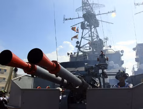 Tàu chiến Việt Nam được trang bị hỏa lực pháo phòng không - tên lửa bảo vệ tàu tiêu diệt mọi mục tiêu trên không (máy bay, tên lửa hành trình chống tàu) ở độ cao và cự ly từ 10km trở lại