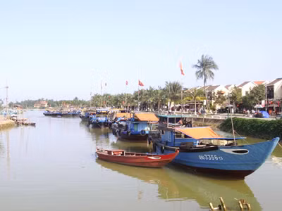 Bên sông Hoài, nhiều nhà cửa khang trang nhờ phụ nữ phổ cổ lấy chồng Tây 
