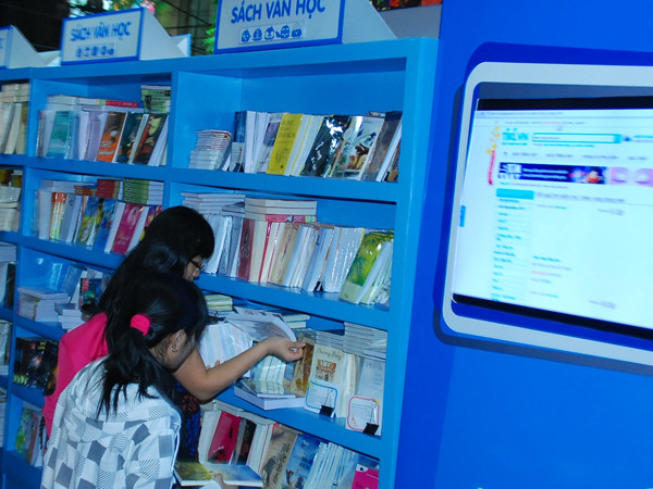 Đường sách sẽ mở cửa đóng khách cho đến hết ngày Mùng 4 Tết Nhâm Thìn