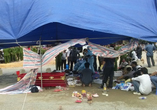 Lực lượng chức năng khám nghiệm lại tử thi nạn nhân ngày 18-3