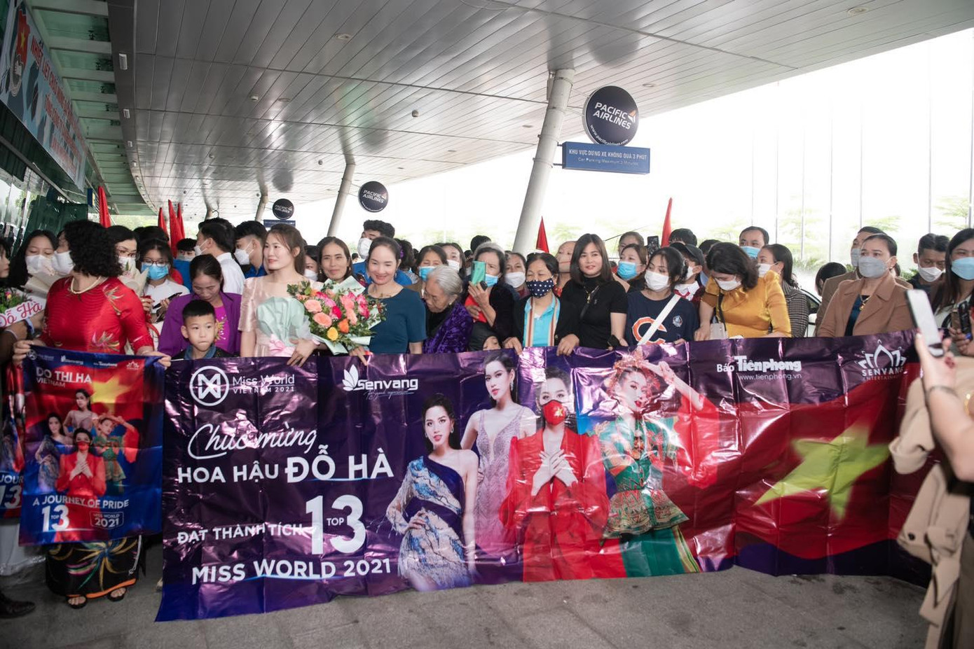 Rất đông người thân, bạn bè, khán giả đã ra sân bay chào đón Đỗ Thị Hà. Rất đông người thân, bạn bè, khán giả đã ra sân bay chào đón Đỗ Thị Hà.