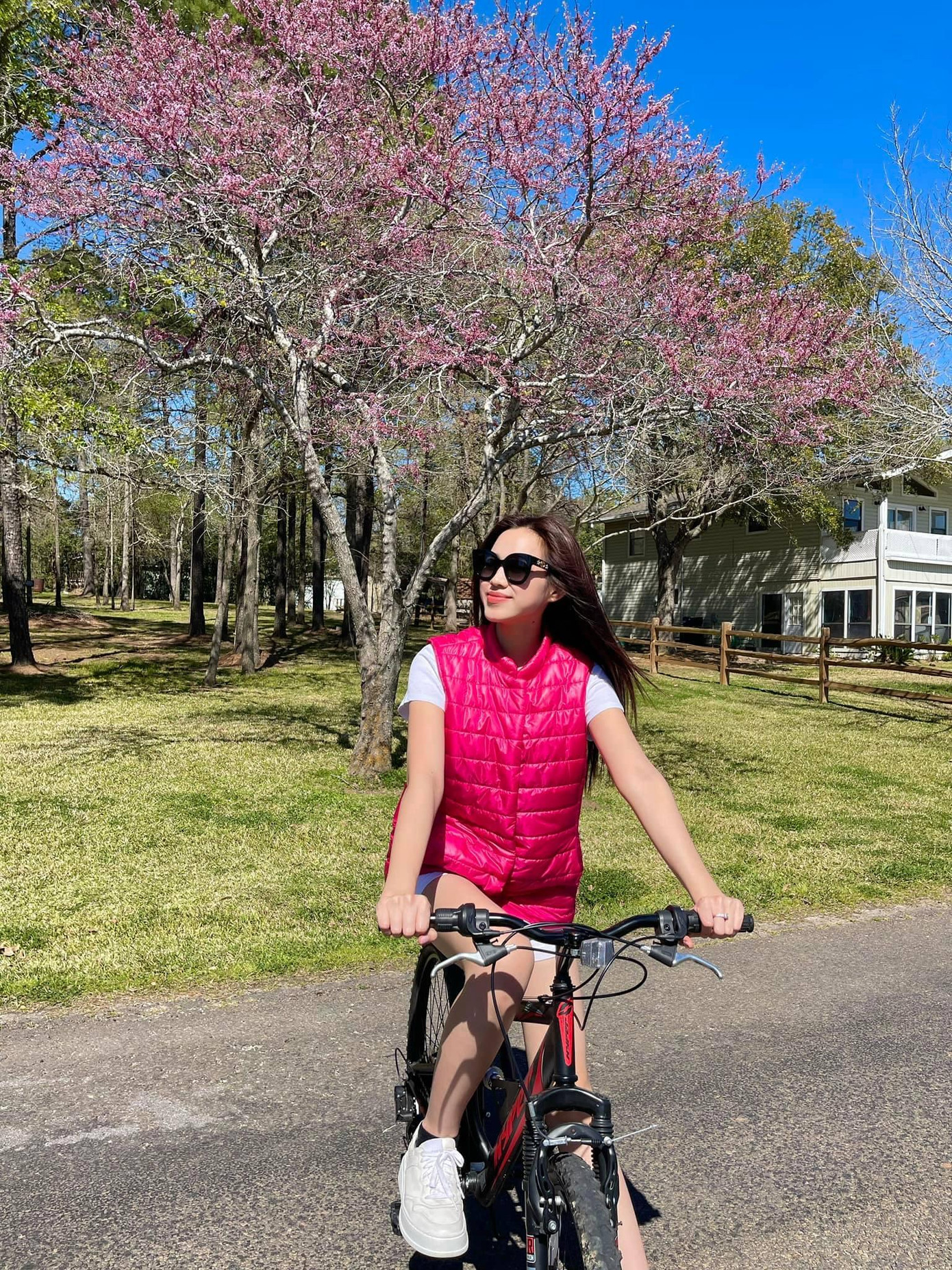 Hoa hậu Đỗ Thị Hà đã sang Mỹ sau đêm chung kết Miss World 2021.