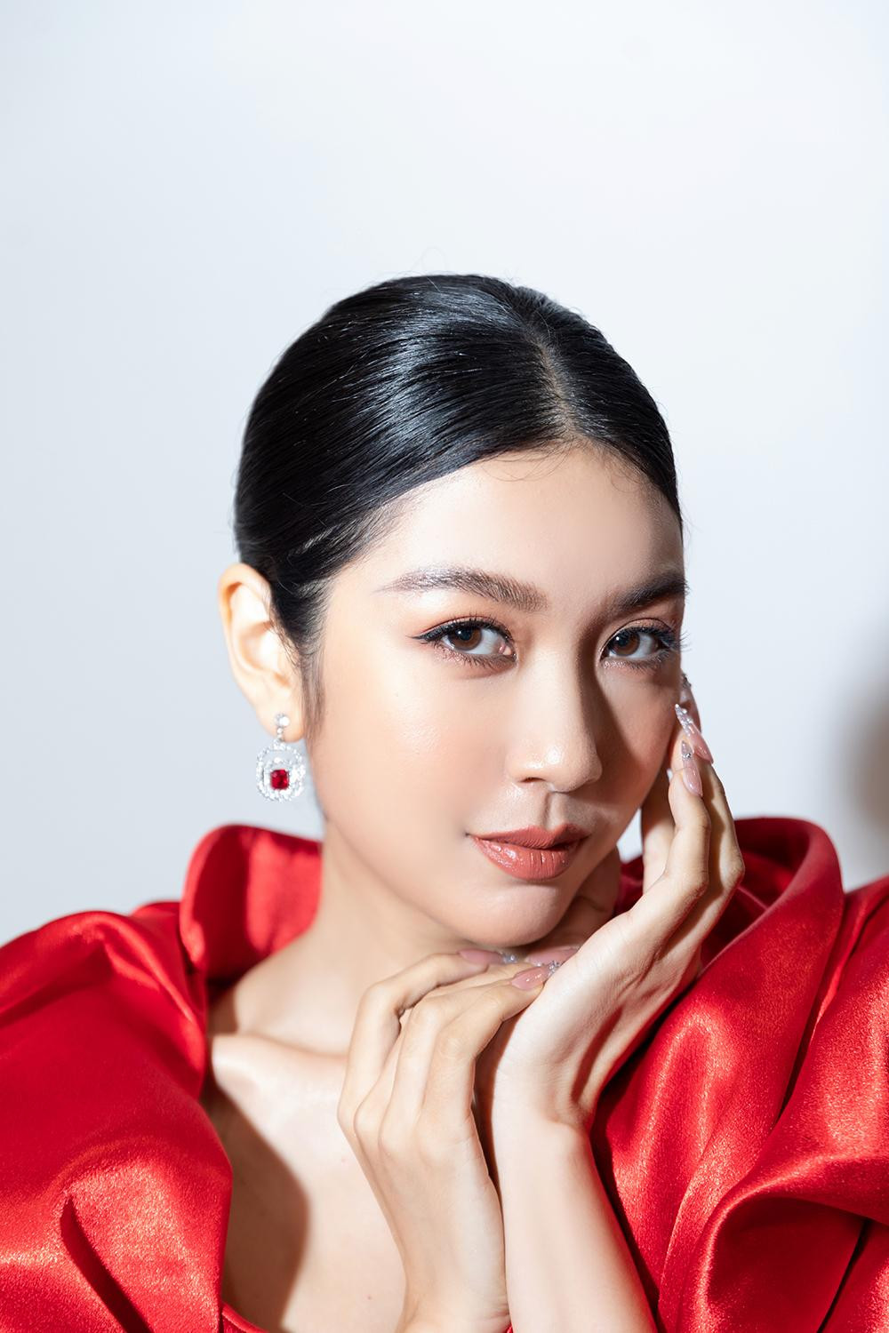 Người đẹp tái xuất xinh đẹp, rạng rỡ sau khi phải nhập viện mổ ruột thừa.