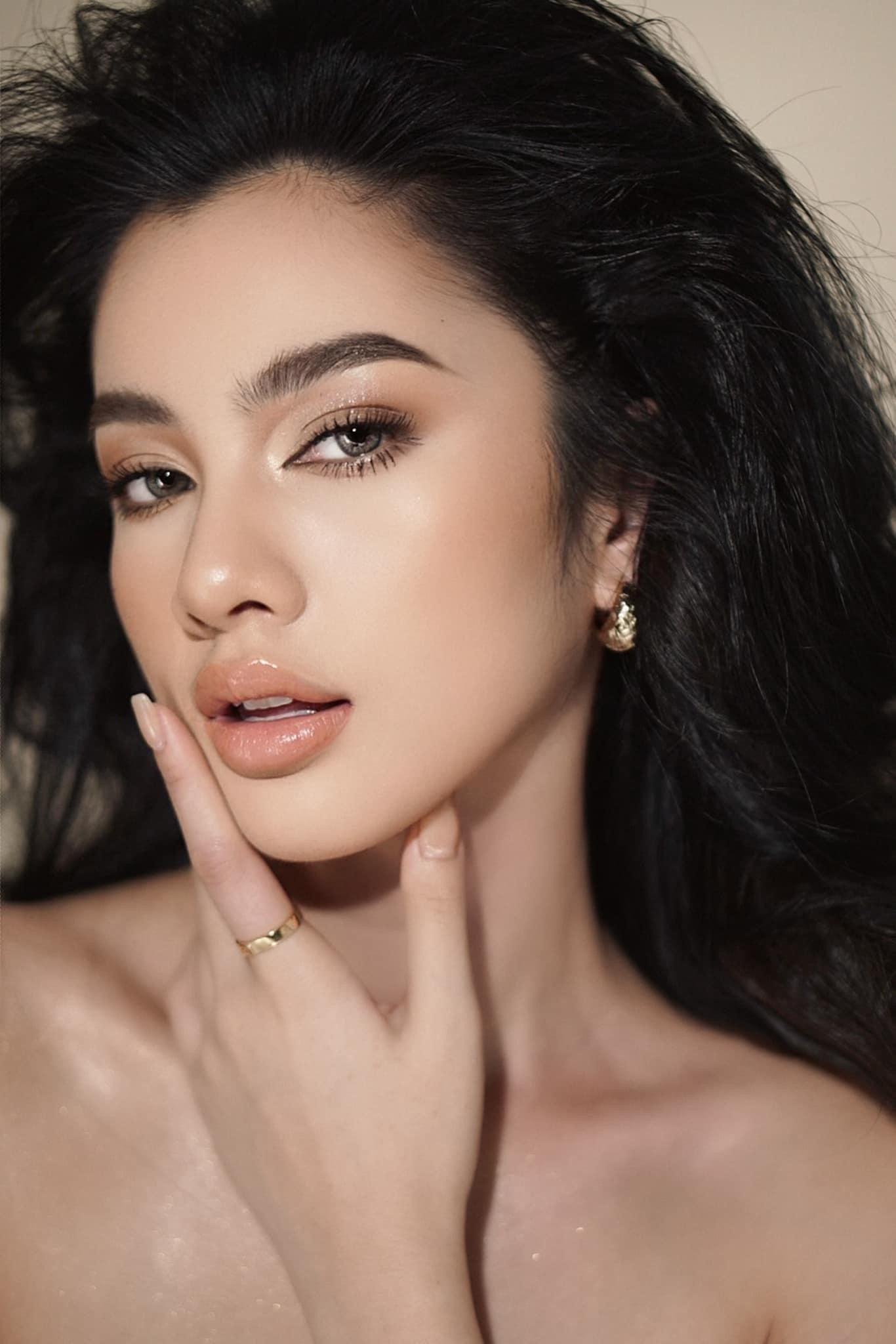 Người đẹp Cẩm Đan khoe nhan sắc kiêu kỳ và bờ vai trần quyến rũ.