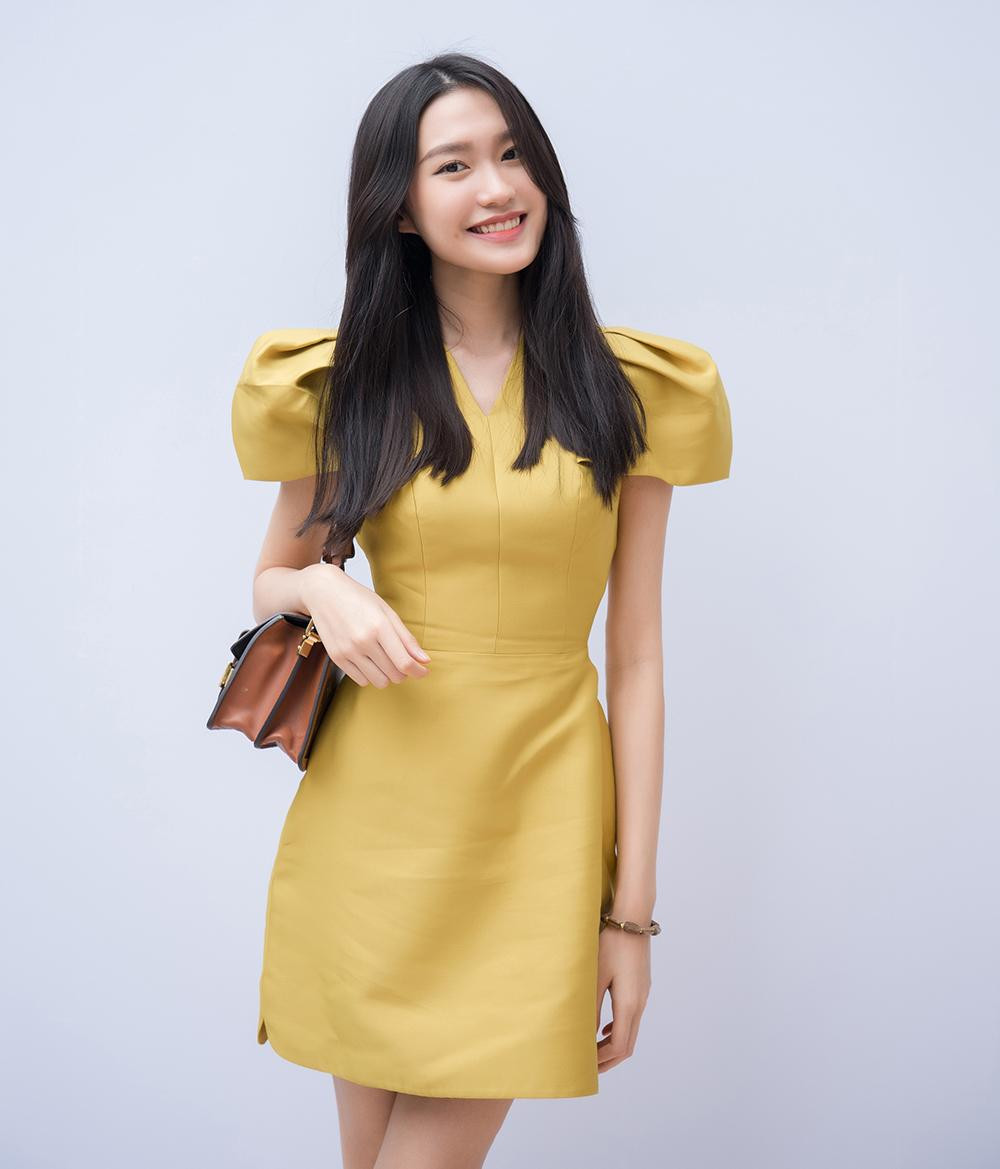 Người đẹp Tài năng Doãn Hải My nền nã với bộ váy vàng duyên dáng.
