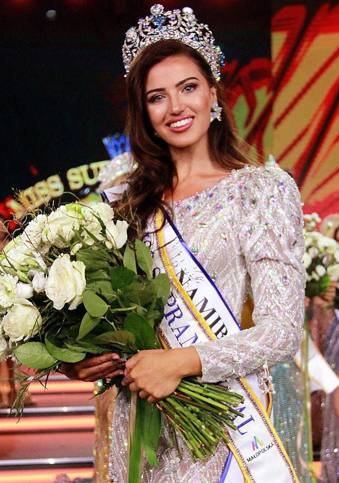 Người đẹp Namibia - Chanique Rabe đăng quang Miss Supranational 2021 trong đêm chung kết tại Ba Lan. Năm nay cô 25 tuổi, cao 1,76 m và hiện làm người mẫu kiêm thiết kế thời trang, nghệ sĩ trang điểm.