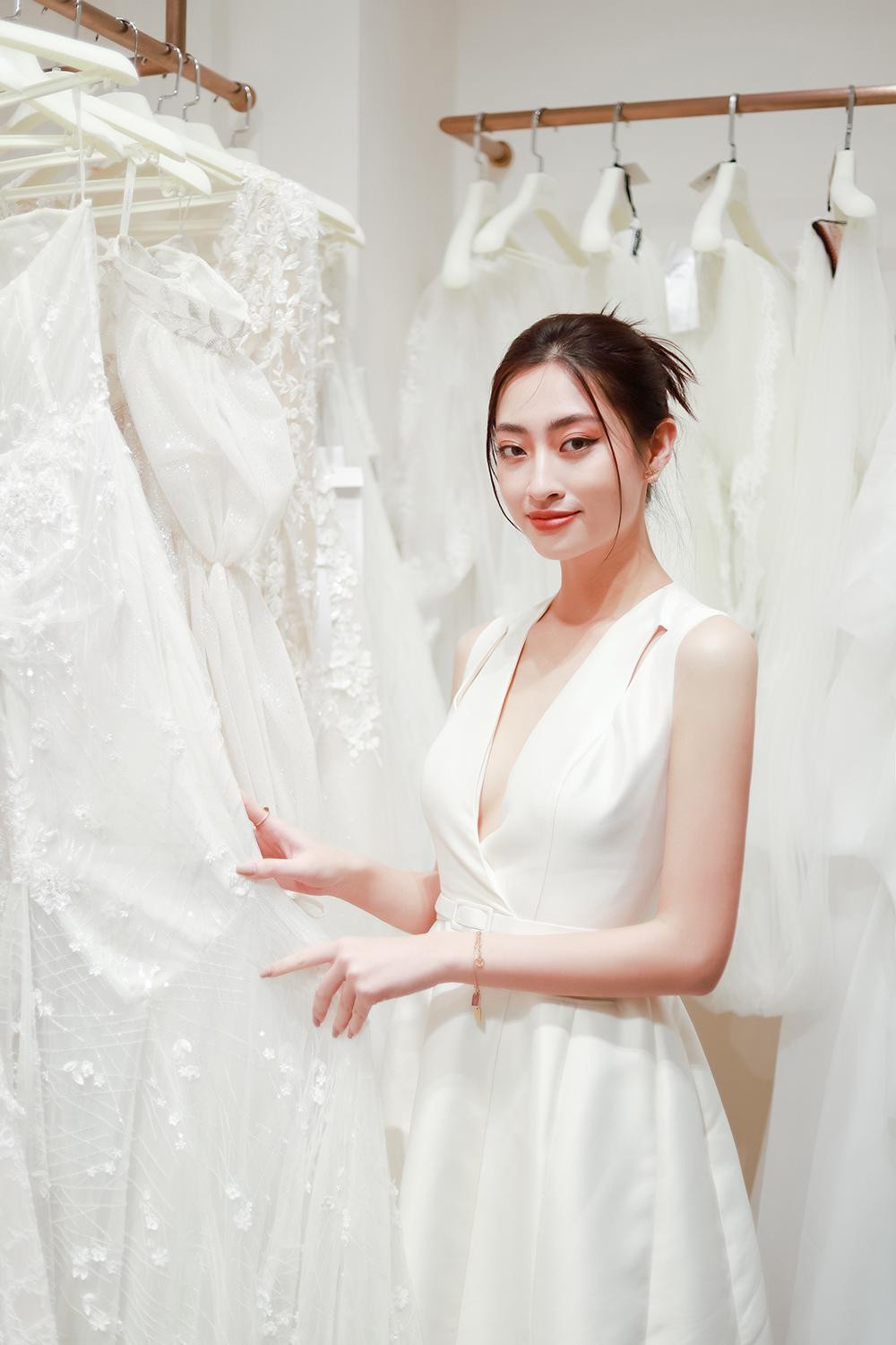 Thiết kế cổ chữ V tôn lên nét quyến rũ và làn da trắng mịn của Miss World Vietnam 2019.