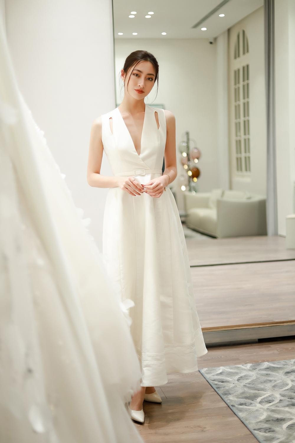 Mới đây, Hoa hậu Lương Thuỳ Linh tham dự một sự kiện thời trang. Cô diện váy trắng xẻ vòng một nóng bỏng.