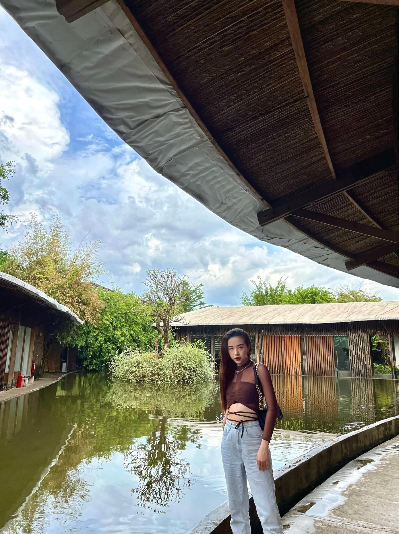 Á hậu Thuý An diện áo xuyên thấu khoe eo thon quyến rũ.