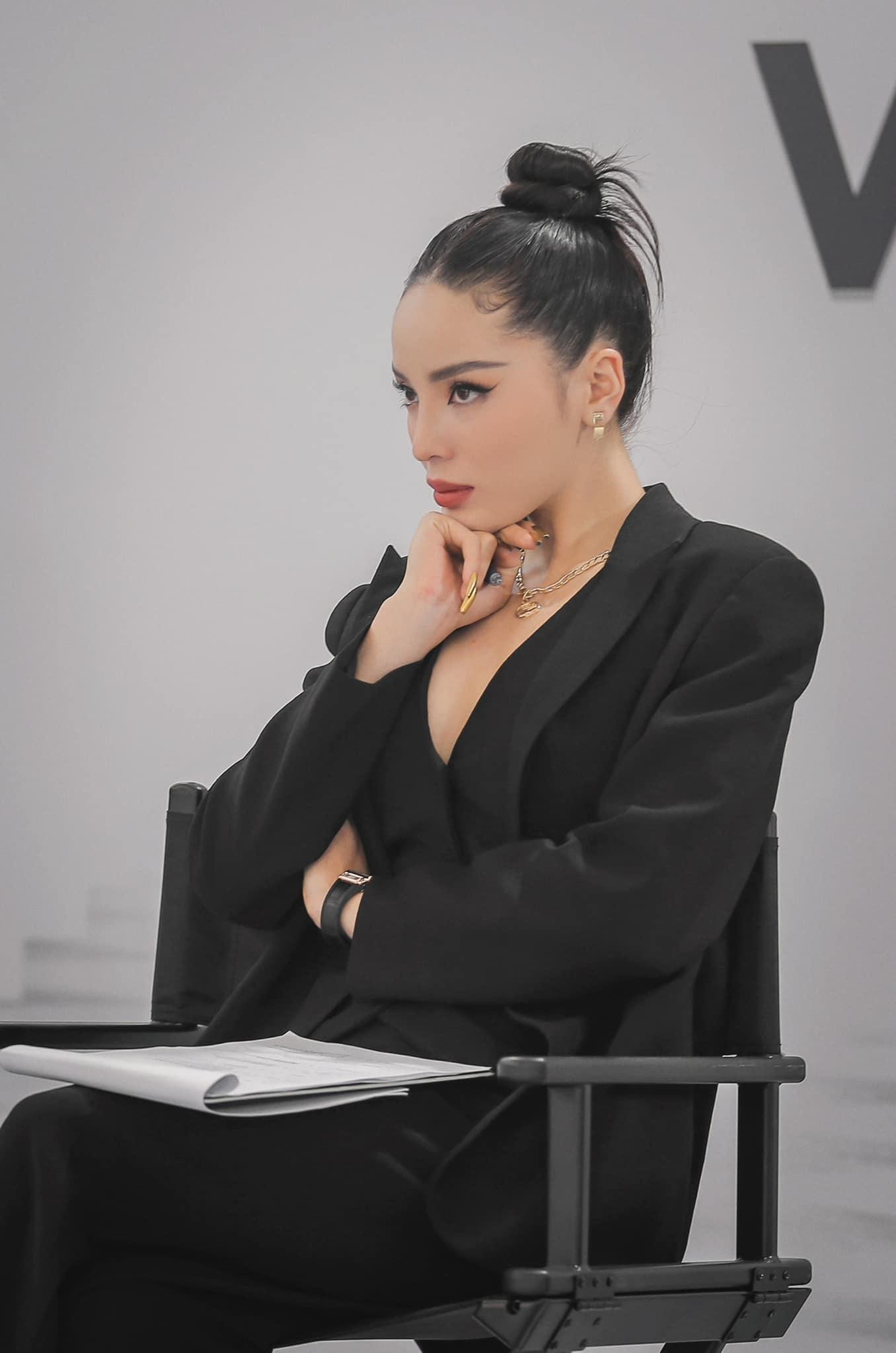 Hoa hậu Kỳ Duyên diện vest đen xẻ vòng một nóng bỏng khi ngồi ghế giám khảo The Face.