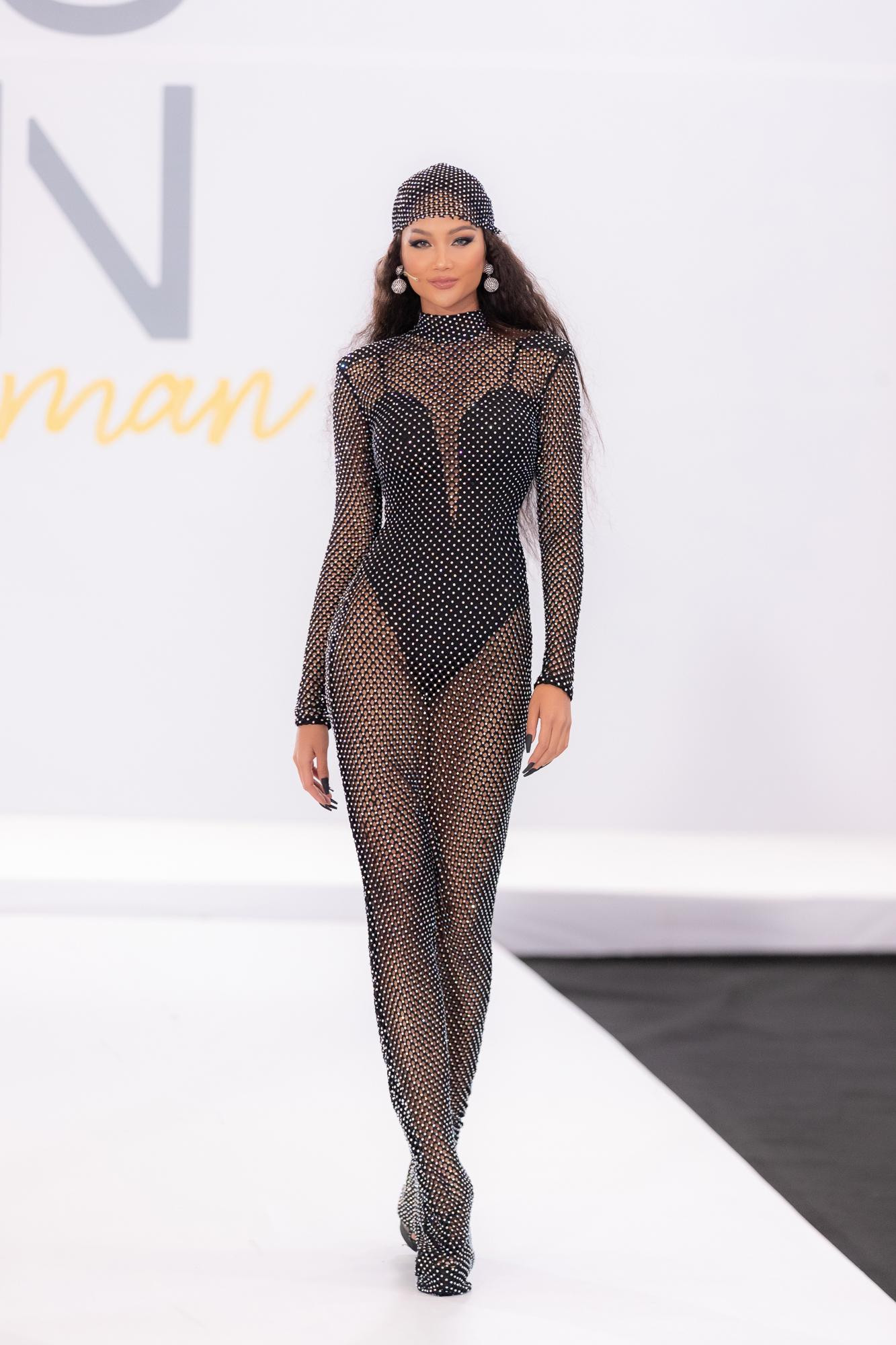 Các fans có một phen trầm trồ khi được ngắm body hoàn hảo của người đẹp.