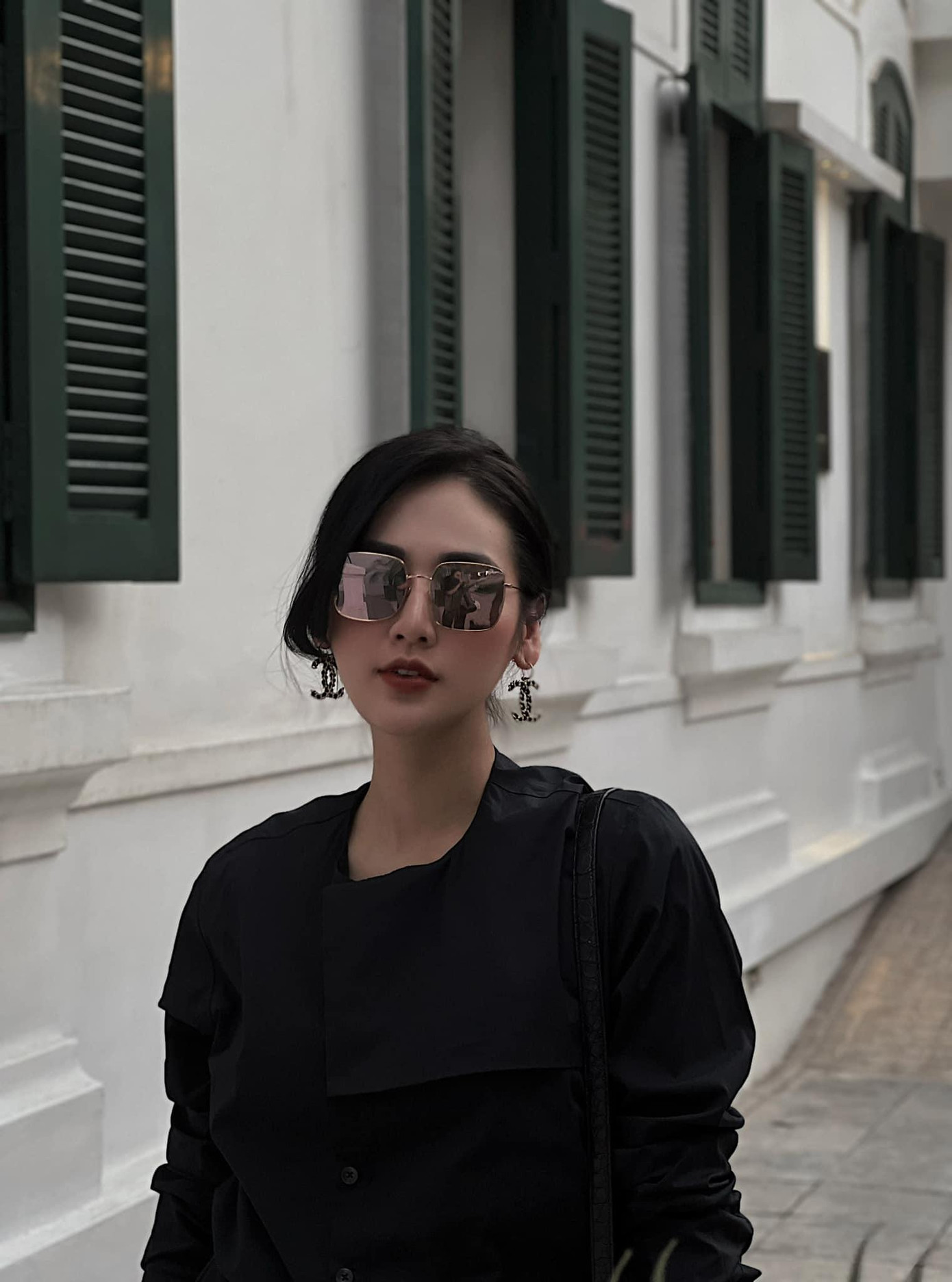 Á hậu Tú Anh hoá quý cô sang chảnh khi diện cả 'cây' đen.