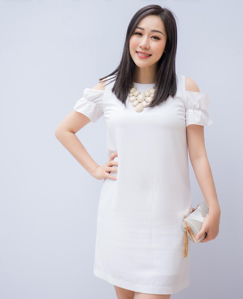 Hoa hậu Ngô Phương Lan khoe vẻ đẹp dịu dàng với bộ váy trắng kín đáo.