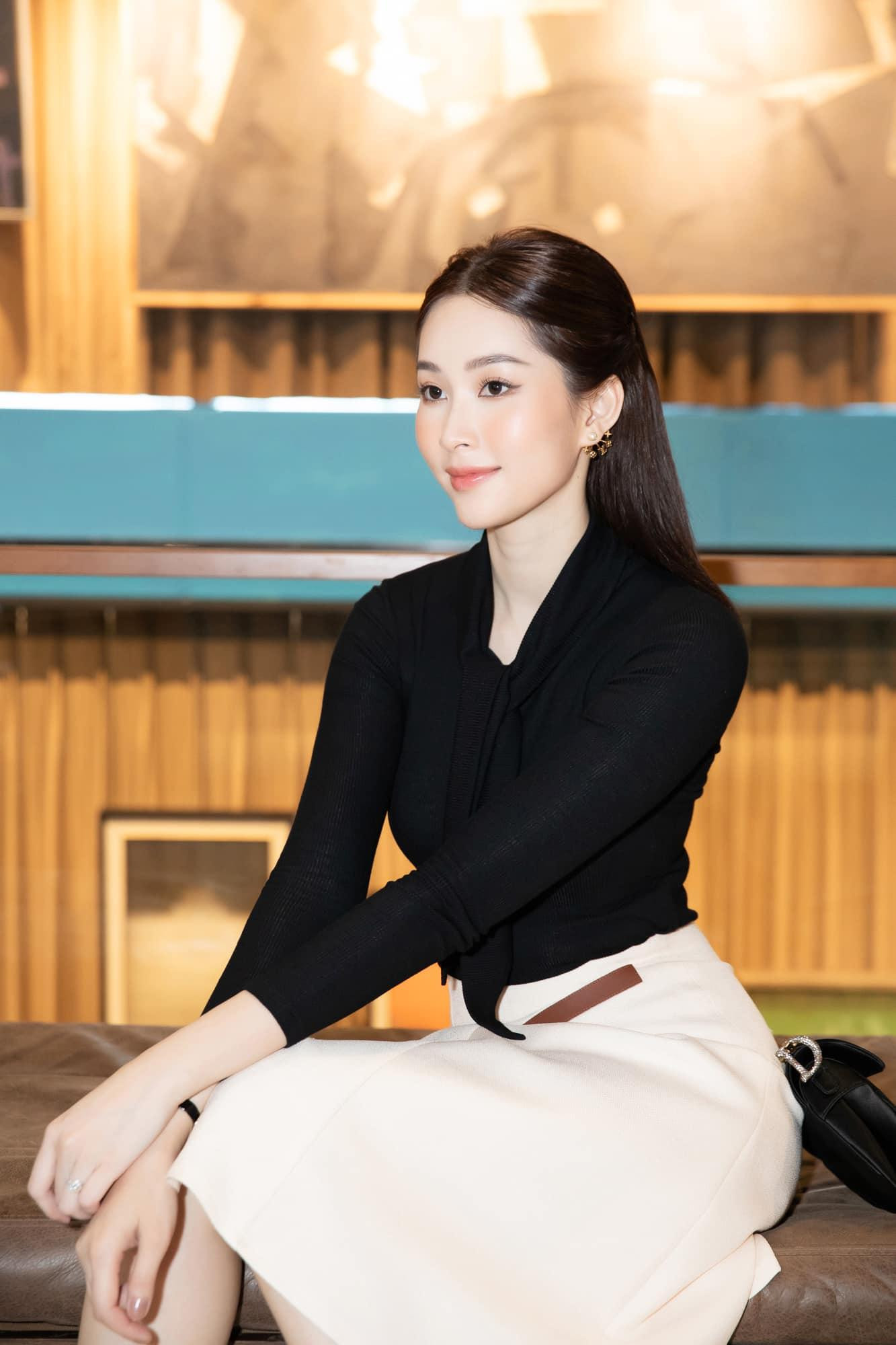 Vẫn với phong cách trang nhã, thanh lịch như thường thấy nhưng 'thần tiên tỷ tỷ' vẫn khiến các fans xuýt xoa.