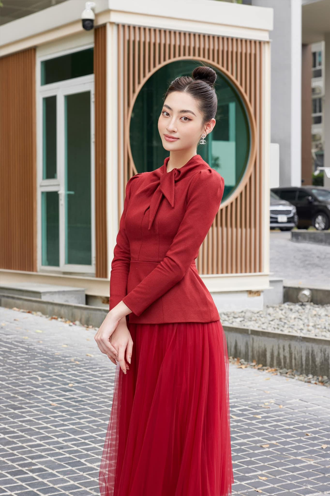 Thiết kế kín đáo và thanh lịch giúp tôn lên vẻ quý phái cho Miss World Vietnam 2019.