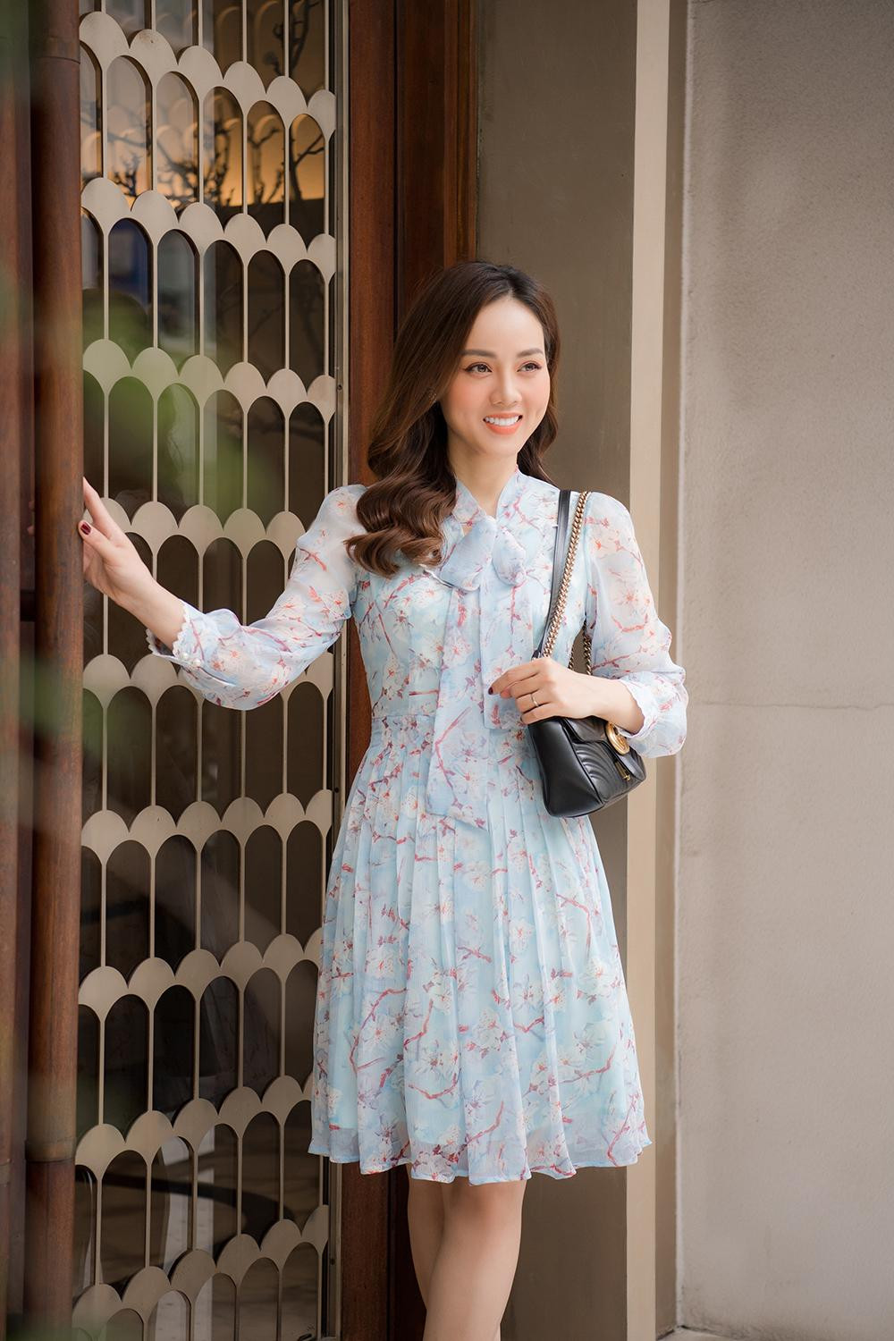 Không chuộng phong cách thời trang nóng bỏng, sexy như những người đẹp khác trong showbiz, bà xã của "Cô Đẩu" có cách ăn mặc thanh lịch, nhẹ nhàng.