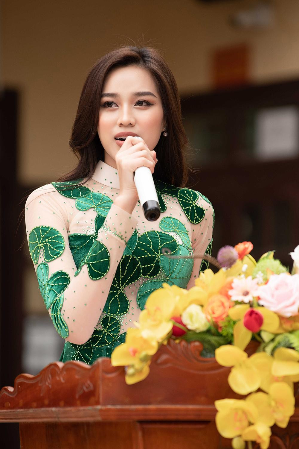 Hoa hậu Đỗ Thị Hà cùng bố mẹ xuất hiện tại trường THPT Hậu Lộc 4 để giao lưu với các em học sinh tại đây.