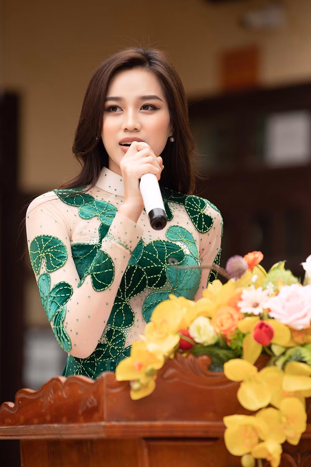 Đỗ Thị Hà mặc áo dài rau má khi về thăm quê sau Miss World.