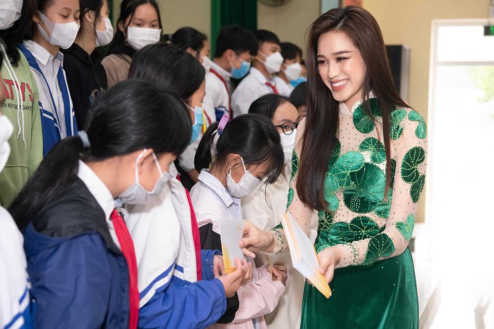 Hoa hậu Đỗ Thị Hà trao học bổng cho các em học sinh nghèo.