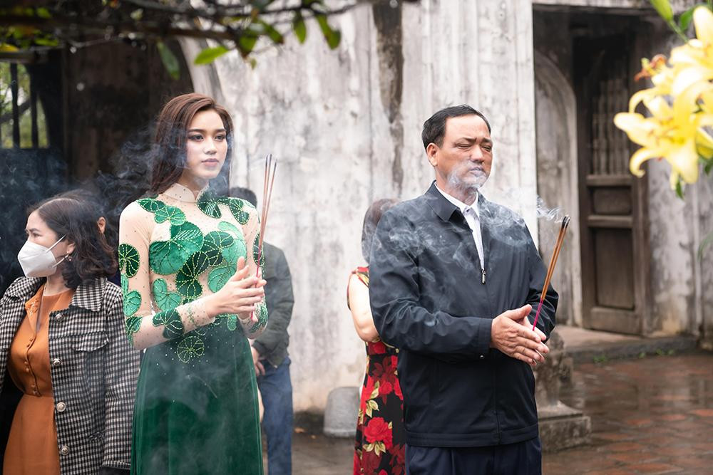 Hoa hậu Đỗ Thị Hà đã đến dâng hương tại đền Bà Triệu cùng gia đình, dòng họ.