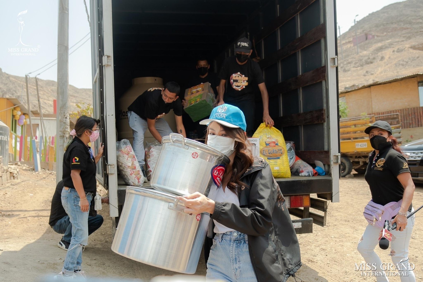 Thấy được những thiếu thốn trong vấn đề ăn uống, dinh dưỡng, Hoa hậu Thùy Tiên cùng BTC Miss Grand International đã mang một lượng lớn những dụng cụ nhà bếp, thực phẩm với hy vọng có thể hỗ trợ đời sống vật chất của người dân trở nên tốt hơn.