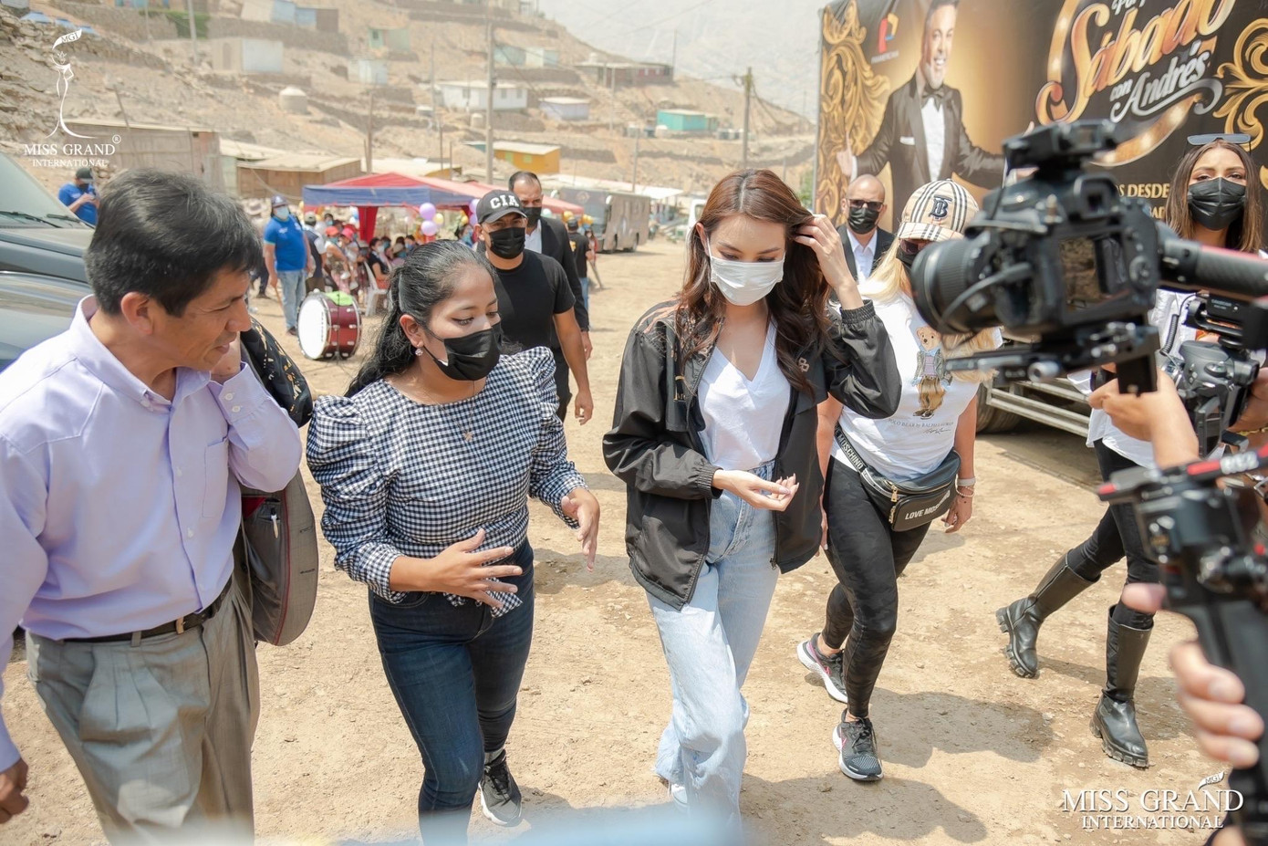 Trò chuyện cùng những nhân viên công tác xã hội, Hoa hậu Thùy Tiên có cơ hội được biết thêm về cuộc sống nhiều khó khăn của người dân nơi đây. Có thể thấy, vì làng ở cách xa thành phố, việc di chuyển lại gặp cản trở bởi đường hẹp và đất đá bao quanh làng, người dân tại đây đã chọn cách “tự cung tự cấp”.