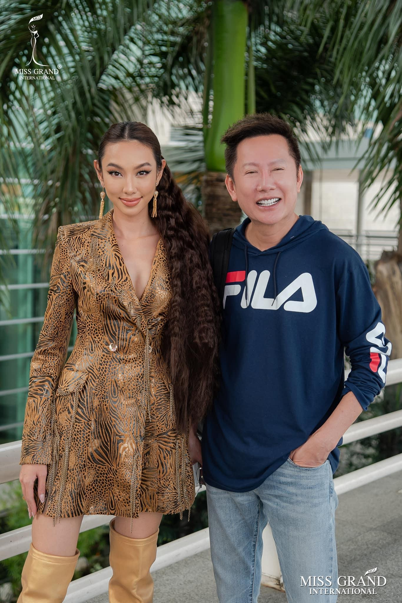 Hoa hậu Thuỳ Tiên và Mr. Nawat - chủ tịch Miss Grand 2021 khởi hành sang Colombia.