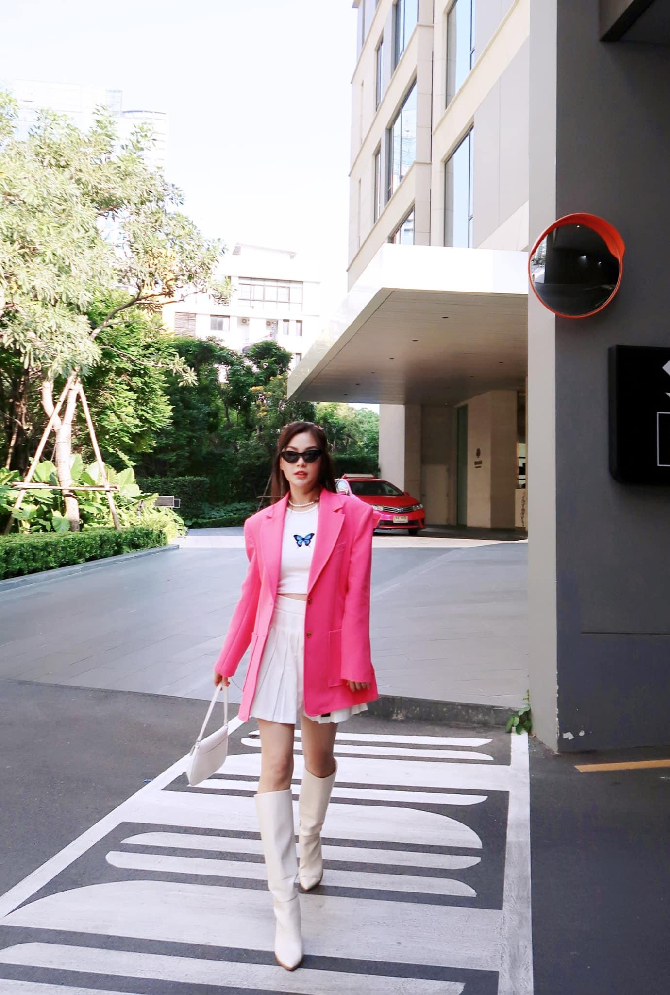 Á hậu Diễm Trang nổi bật trên phố khi diện vest hồng cá tính.