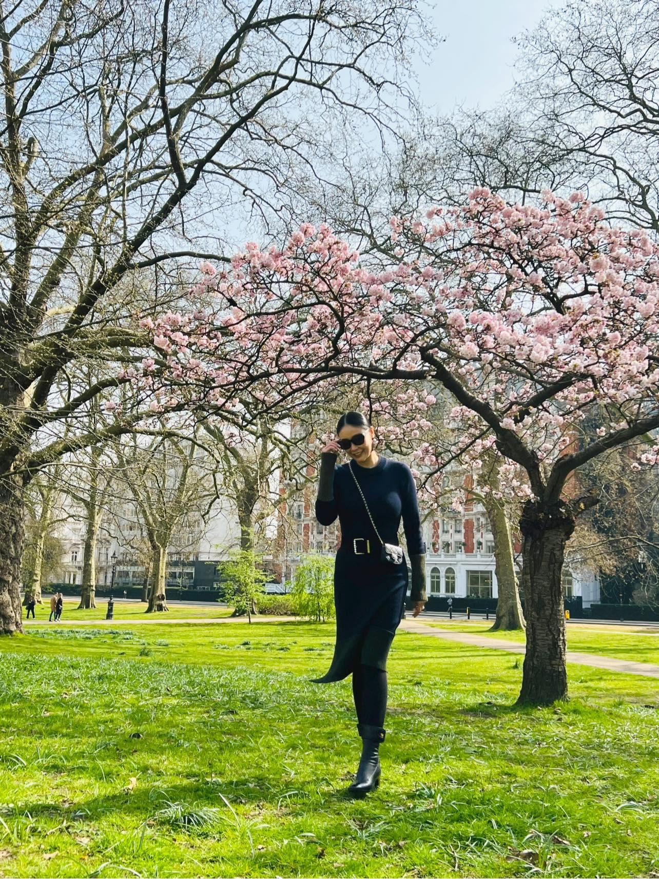 Hoa hậu Hà Kiều Anh khoe dáng quyến rũ dù mặc kín đáo ở London.