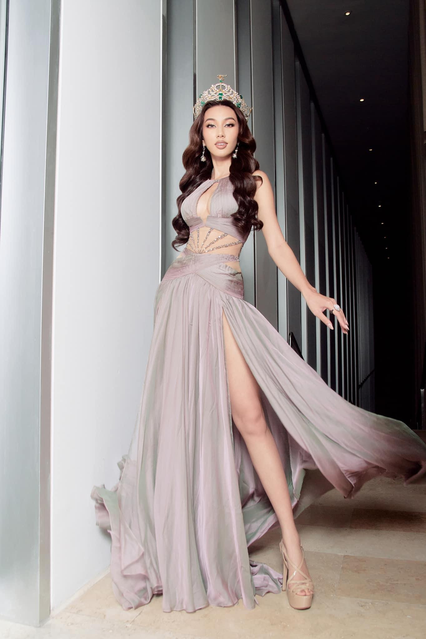 Các bộ váy cut-out phần chân ngực và xẻ đùi nóng bỏng được Thuỳ Tiên tận dụng tối đa trong chuyến đi lần này.