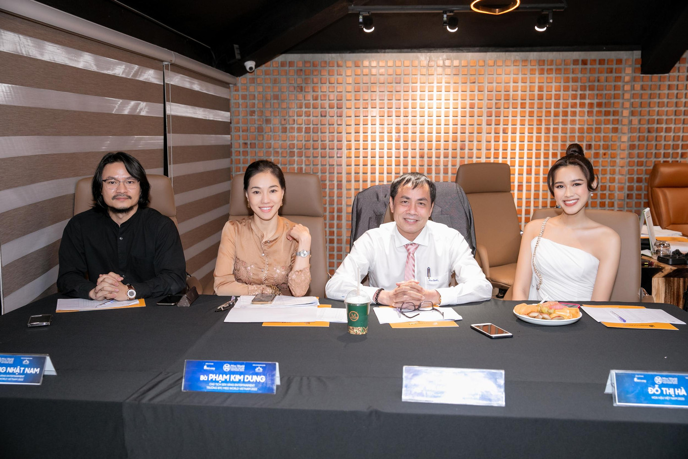 Đỗ Thị Hà và các thành viên BTC, BGK Miss World Vietnam 2022.