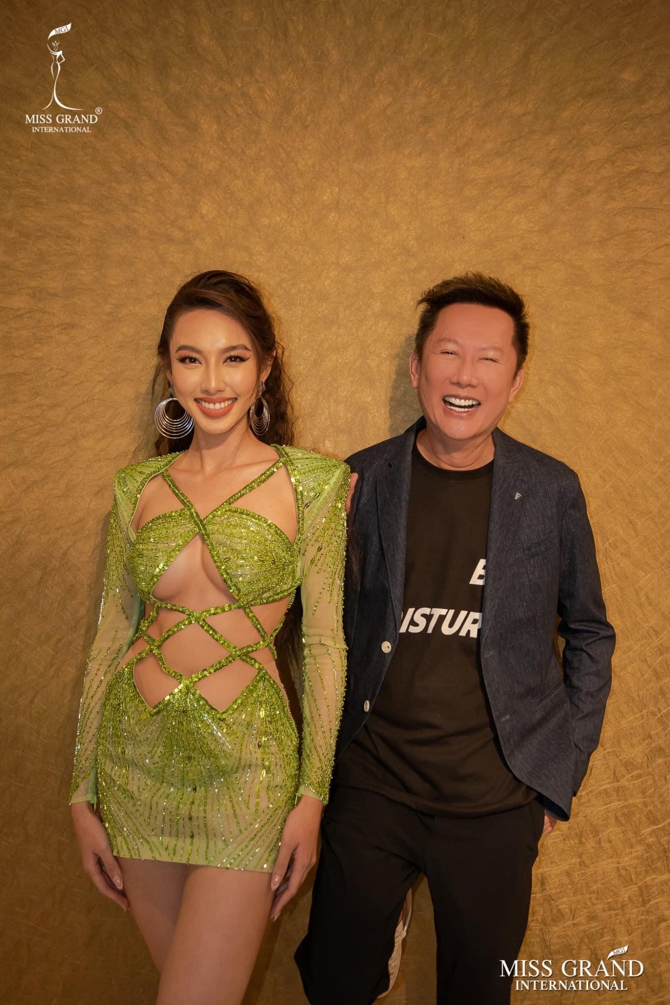 Người đẹp diện trang phục cắt xẻ nóng bỏng khi tới Colombia.