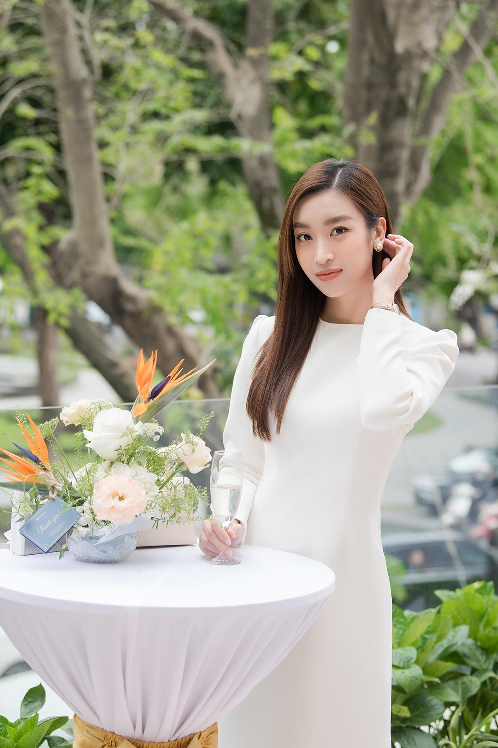 Cùng diện sắc trắng nhưng Hoa hậu Đỗ Mỹ Linh chọn thiết kế kín đáo, thanh lịch.