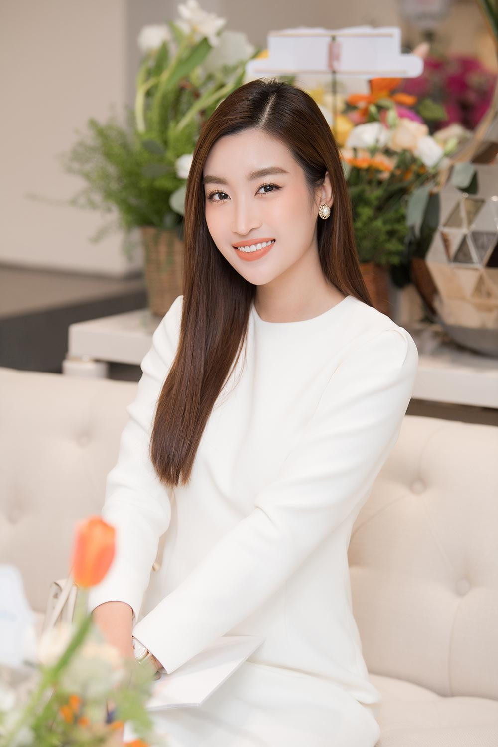 Người đẹp cũng chọn tông trang điểm nhẹ nhàng để tôn lên nét đẹp dịu dàng.