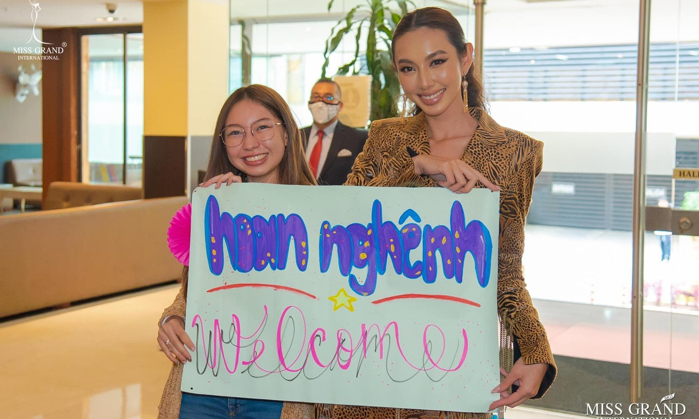Thuỳ Tiên và chủ tịch Miss Grand được fans chào đón nồng nhiệt và hoành tráng.