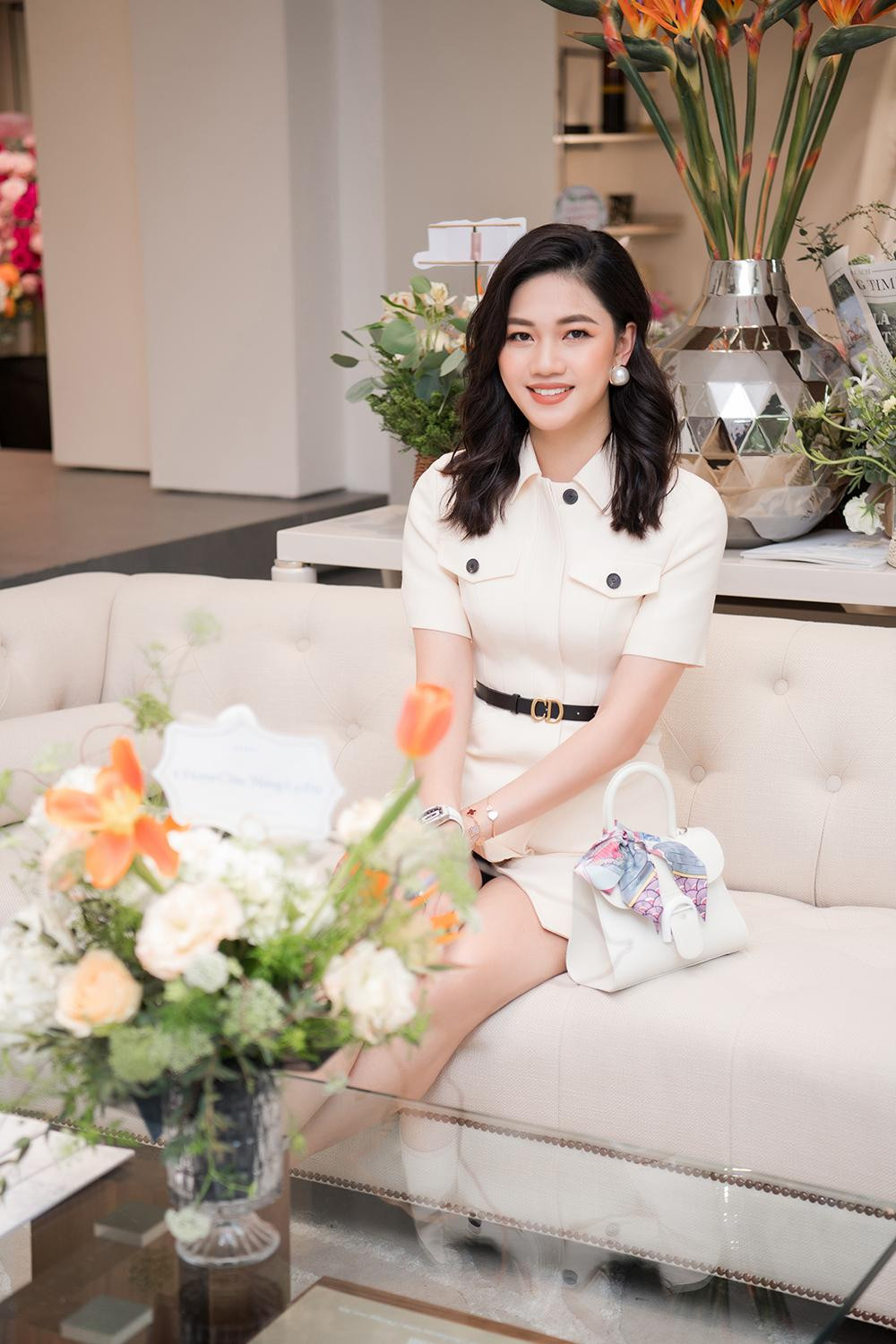 Á hậu Thanh Tú cũng được khen trẻ trung, xinh đẹp dù đã trải qua hai lần sinh nở.