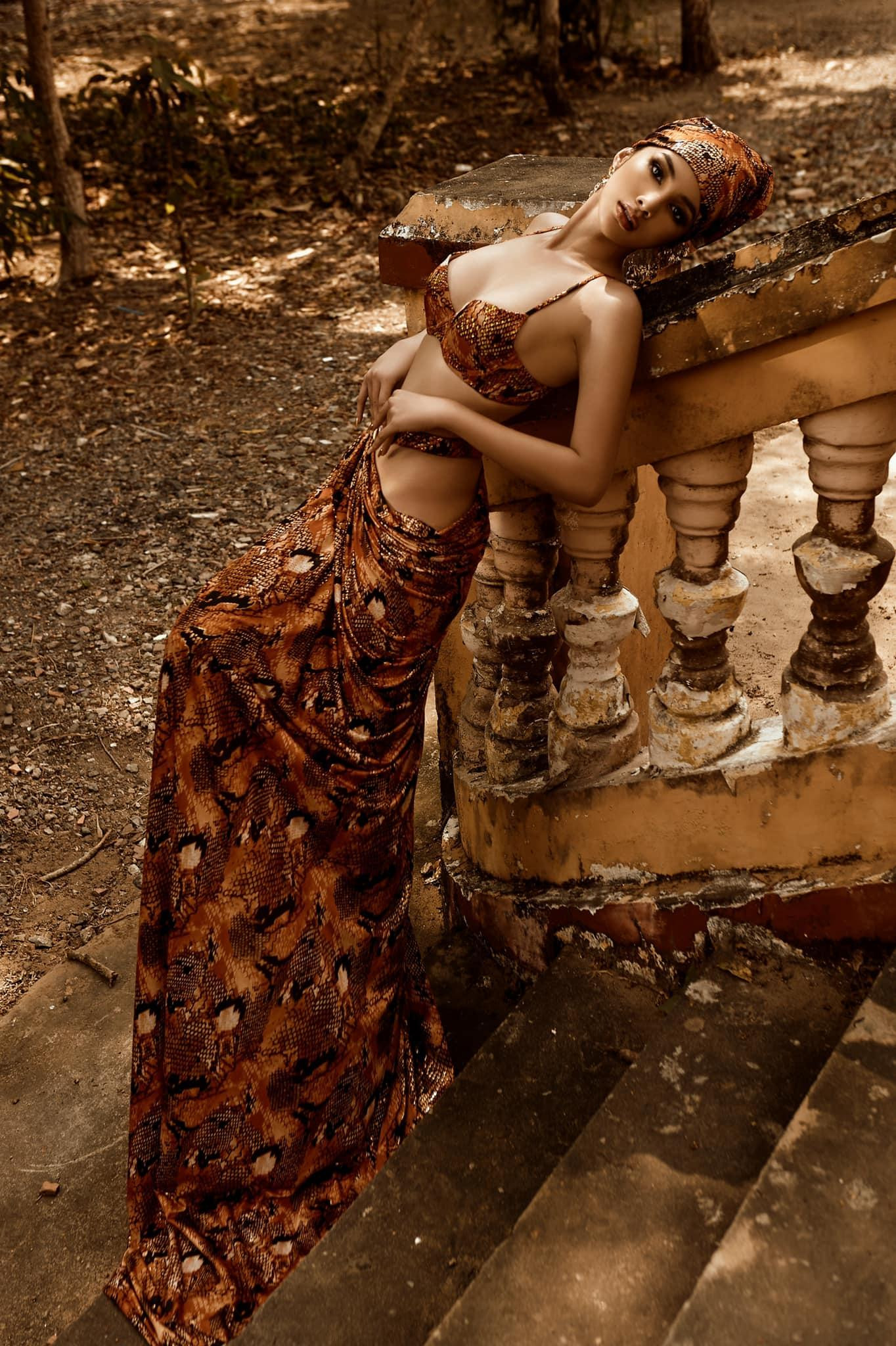 Người đẹp diện mốt khoe áo ngực, để lộ đường cong quyến rũ.