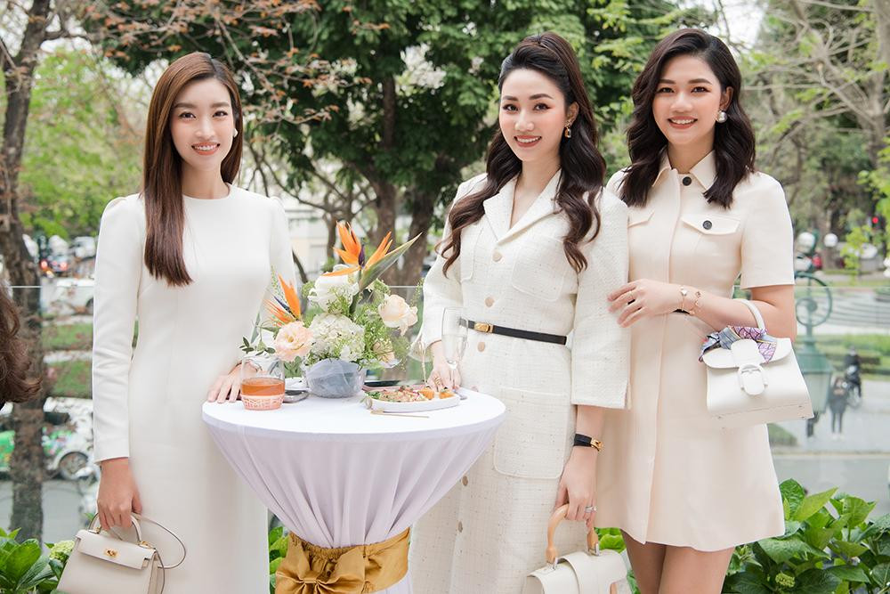 Dàn Hoa hậu, Á hậu vui mừng hội ngộ.