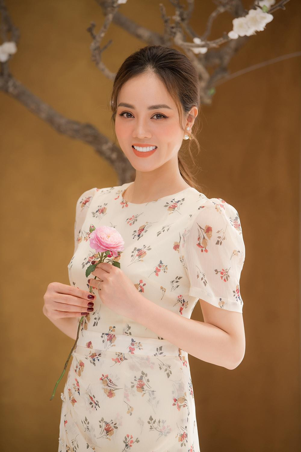 Trong suốt thời gian qua, Ngọc Hà gặp nhiều áp lực khi vừa phải chăm sóc NSND Công Lý sau tai nạn bị ngã phải nhập viện, vừa phải đối diện với tin đồn hôn nhân trục trặc.