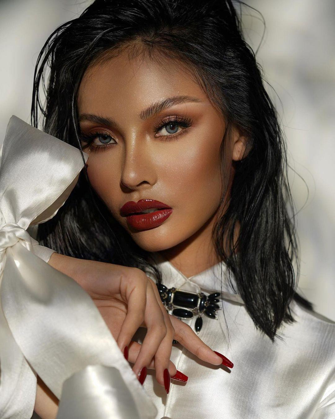 Cô sở hữu gương mặt sắc sảo, làn da nâu cá tính.