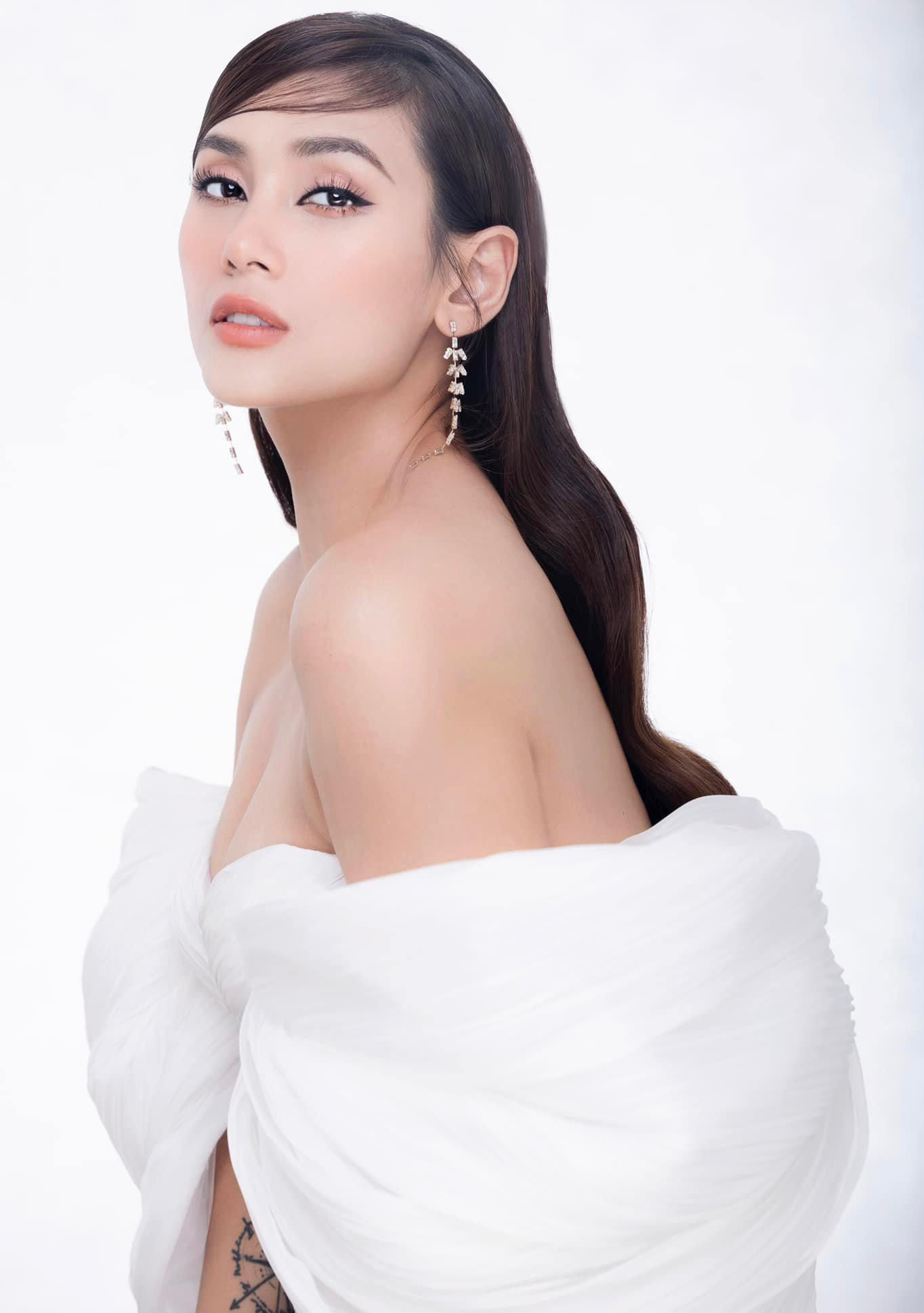 Á hậu, siêu mẫu Võ Hoàng Yến diện váy trắng muốt, trễ nải vai trần quyến rũ.