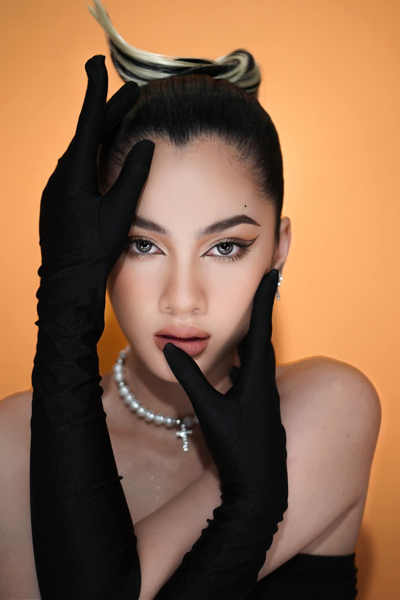 Bộ váy cúp ngực màu đen giúp Cẩm Đan khoe vai trần quyến rũ.