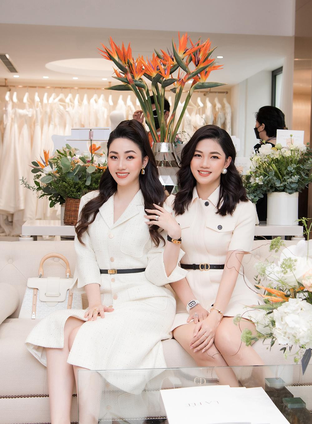 Hai chị em Á hậu Thanh Tú và Trà My diện đồ đôi tông màu trắng.