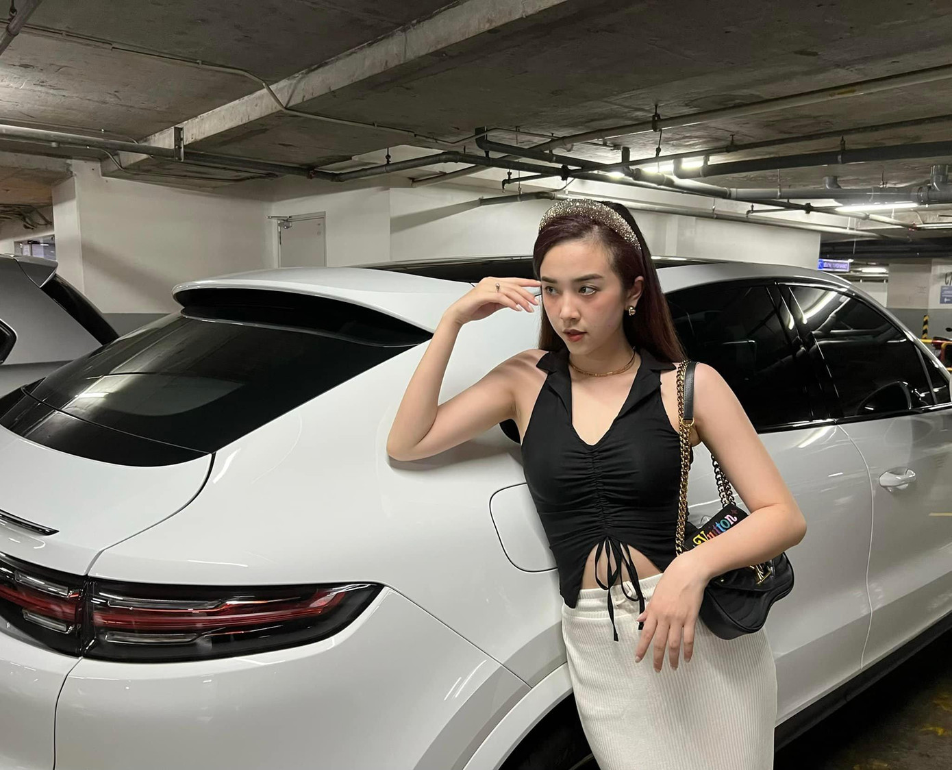 Á hậu Thuý An diện crop-top khoe eo thon quyến rũ.