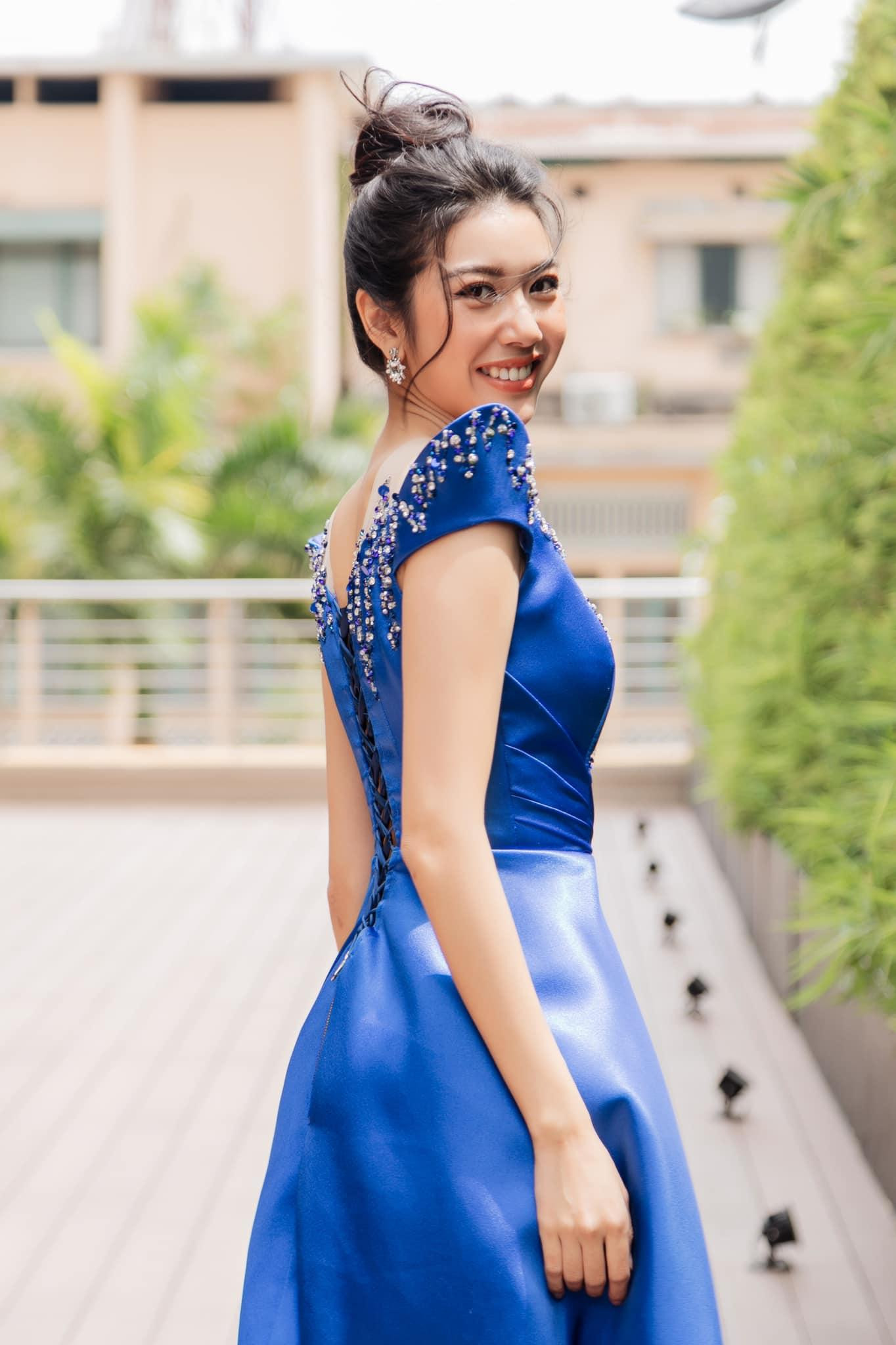 Á hậu Thuý Vân sang trọng, yêu kiều khi diện váy dạ hội tông màu xanh được đính kết cầu kỳ. Á hậu Thuý Vân sang trọng, yêu kiều khi diện váy dạ hội tông màu xanh được đính kết cầu kỳ.