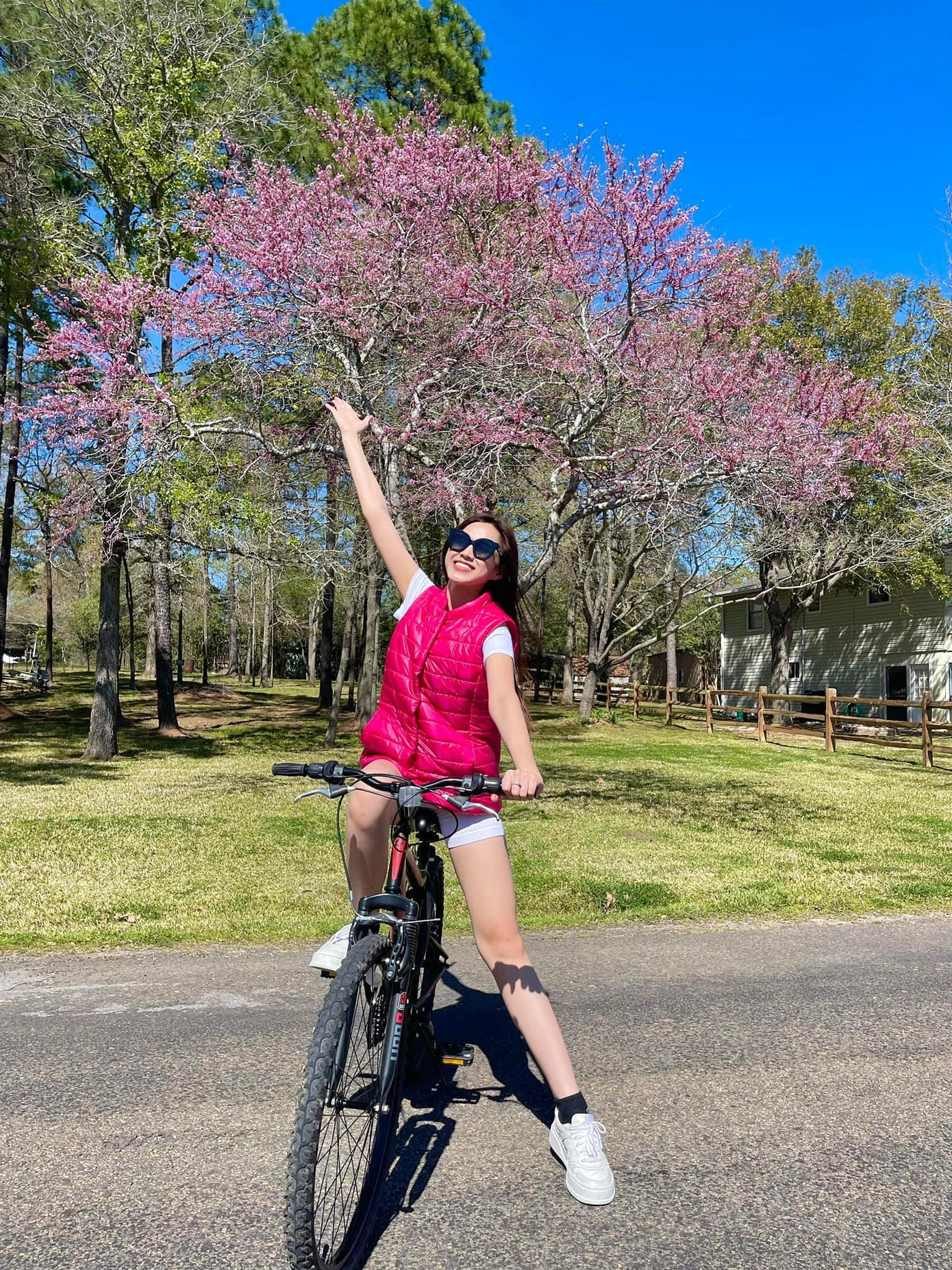 Người đẹp tranh thủ dạo chơi trước khi về Việt Nam.