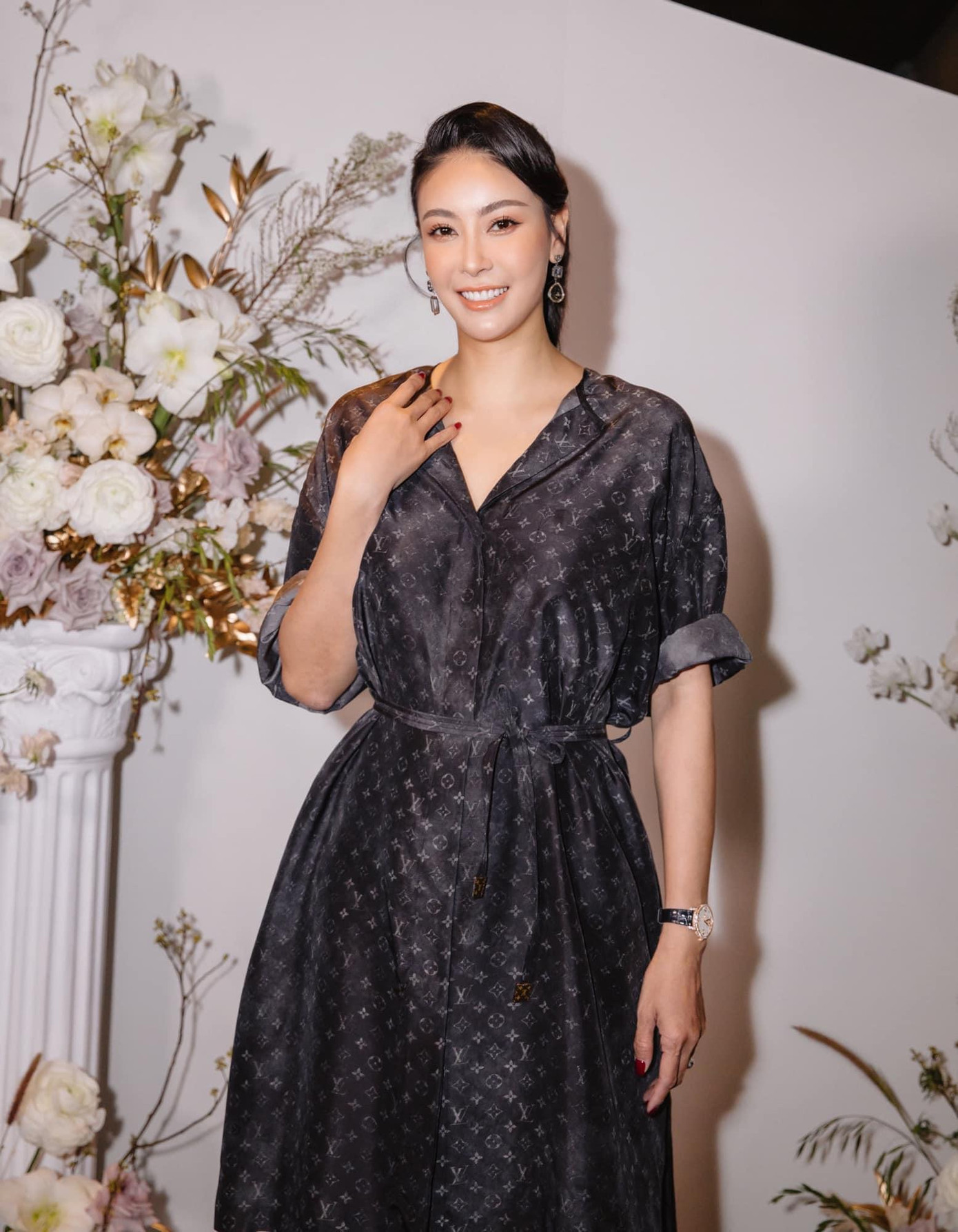 Hoa hậu Hà Kiều Anh diện váy tông màu đen sang trọng và thanh lịch.
