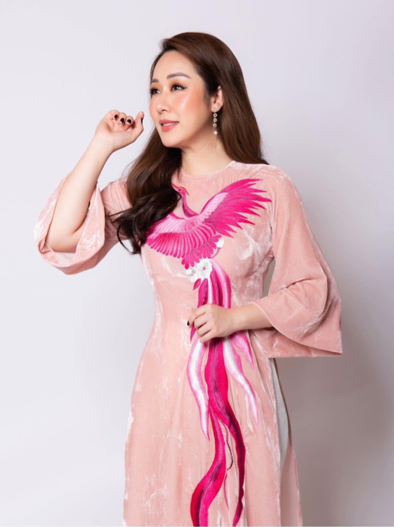 Hoa hậu Ngô Phương Lan khoe nhan sắc xinh đẹp, đằm thắm với áo dài hoạ tiết lạ mắt.