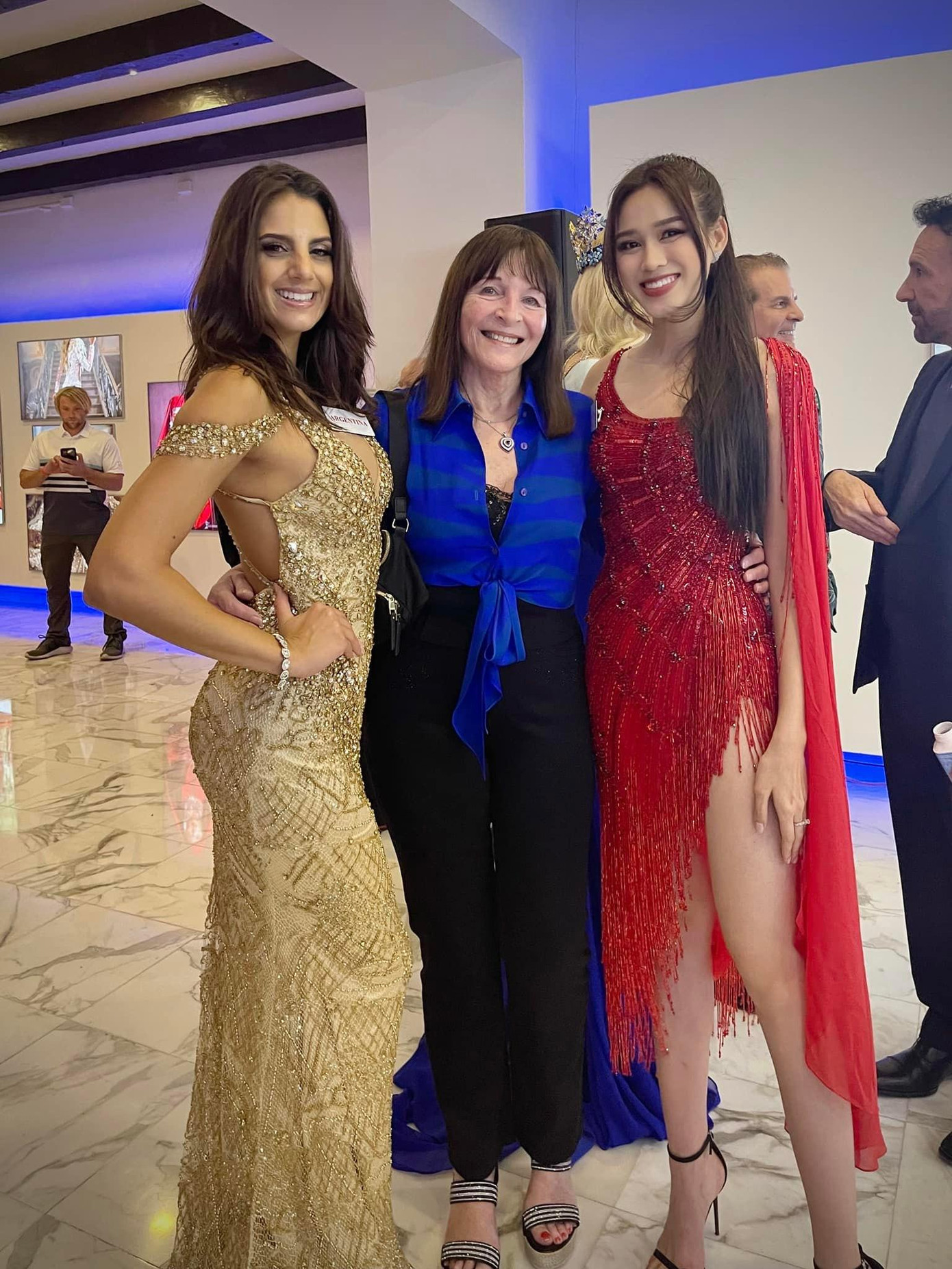 Hình ảnh của Đỗ Thị Hà và các thí sinh tại buổi tiệc từ thiện sau chung kết.