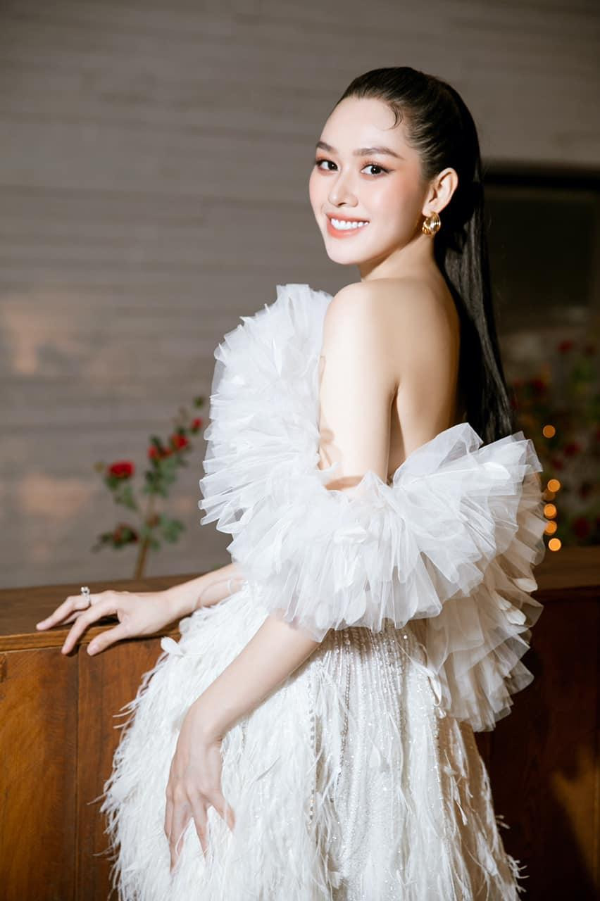 Nhan sắc 'thăng hạng' của Tường San sau khi sinh con đầu lòng. Nhan sắc 'thăng hạng' của Tường San sau khi sinh con đầu lòng.